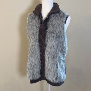 Elle Womens Sleeveless Faux Fur Snap Up Sweater Vest Size M Gray